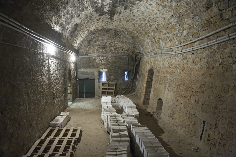 Bastion 2: casemate de flanc gauche : à droite, ancienne contrescarpe crénelée.