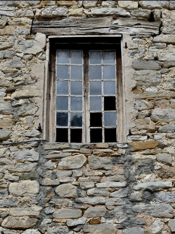 Elévation est, deuxième niveau. Fenêtre avec encadrement façonné au mortier de gypse et linteau en bois.