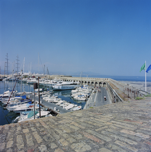 Les deux premiers pans de la courtine du môle (28-31), côté port, vus du sud.