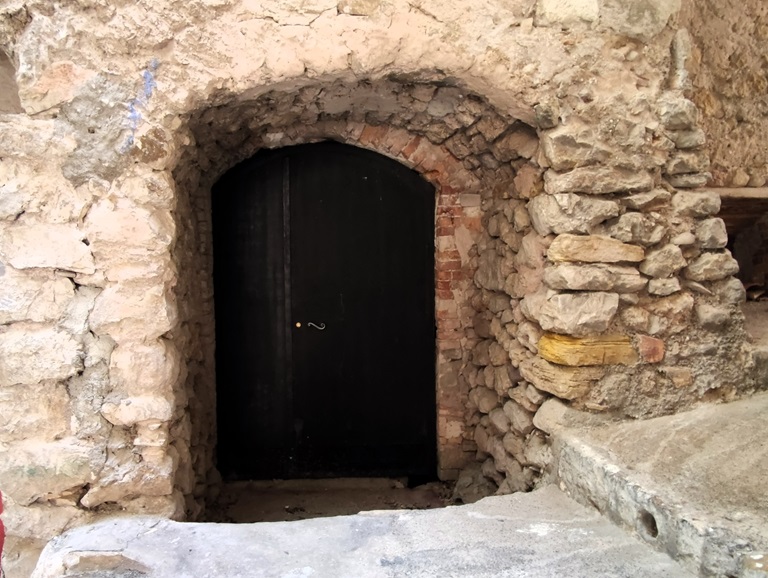 Elévation est, premier niveau. Porte charretière. 