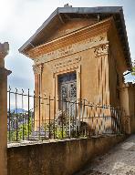 Chapelle funéraire des frères Maurice et Louis Orengo et familles située à l'extérieur du cimetière sur le chemin de la Colle supérieure.