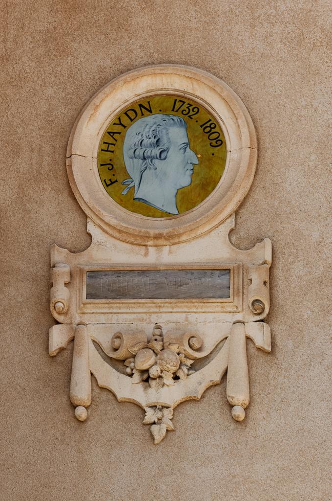 Façade sud : détail, médaillon représentant Haydn.