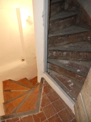 Escalier tournant entre étages d'un logis. Maison située Grand'Rue au bourg de Ribiers (parcelle 1998 E2 1637).