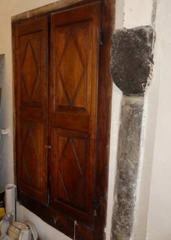 Rez-de-chaussée surélevé, cuisine. Mur nord, placard-niche.