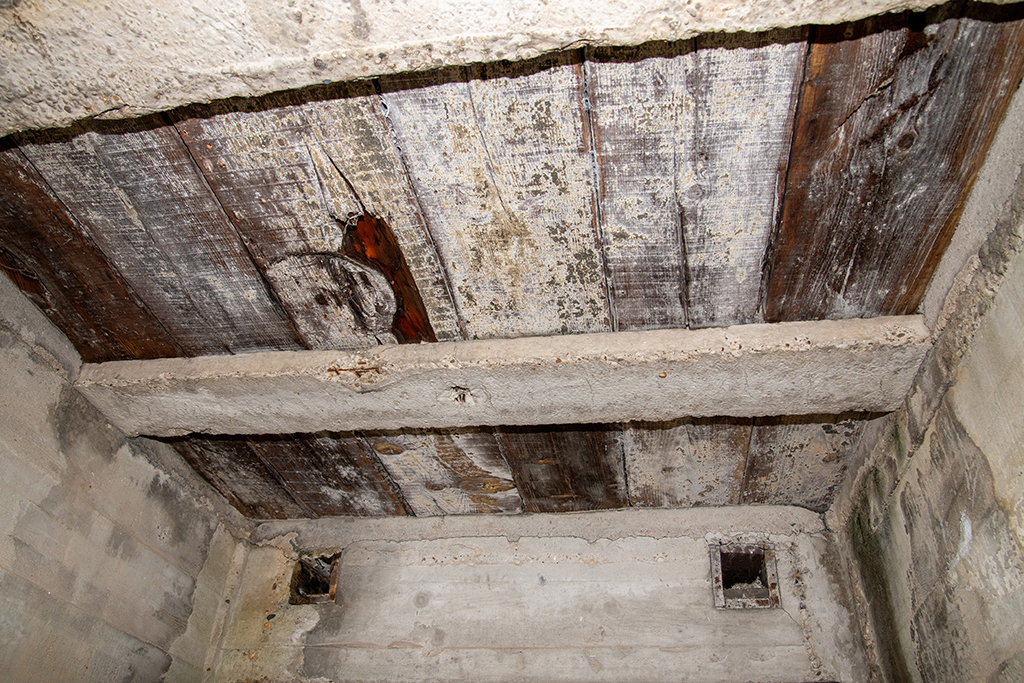 Cuve n°3 de la batterie principale, détail intérieur plafond d'un local de l'abri enterré