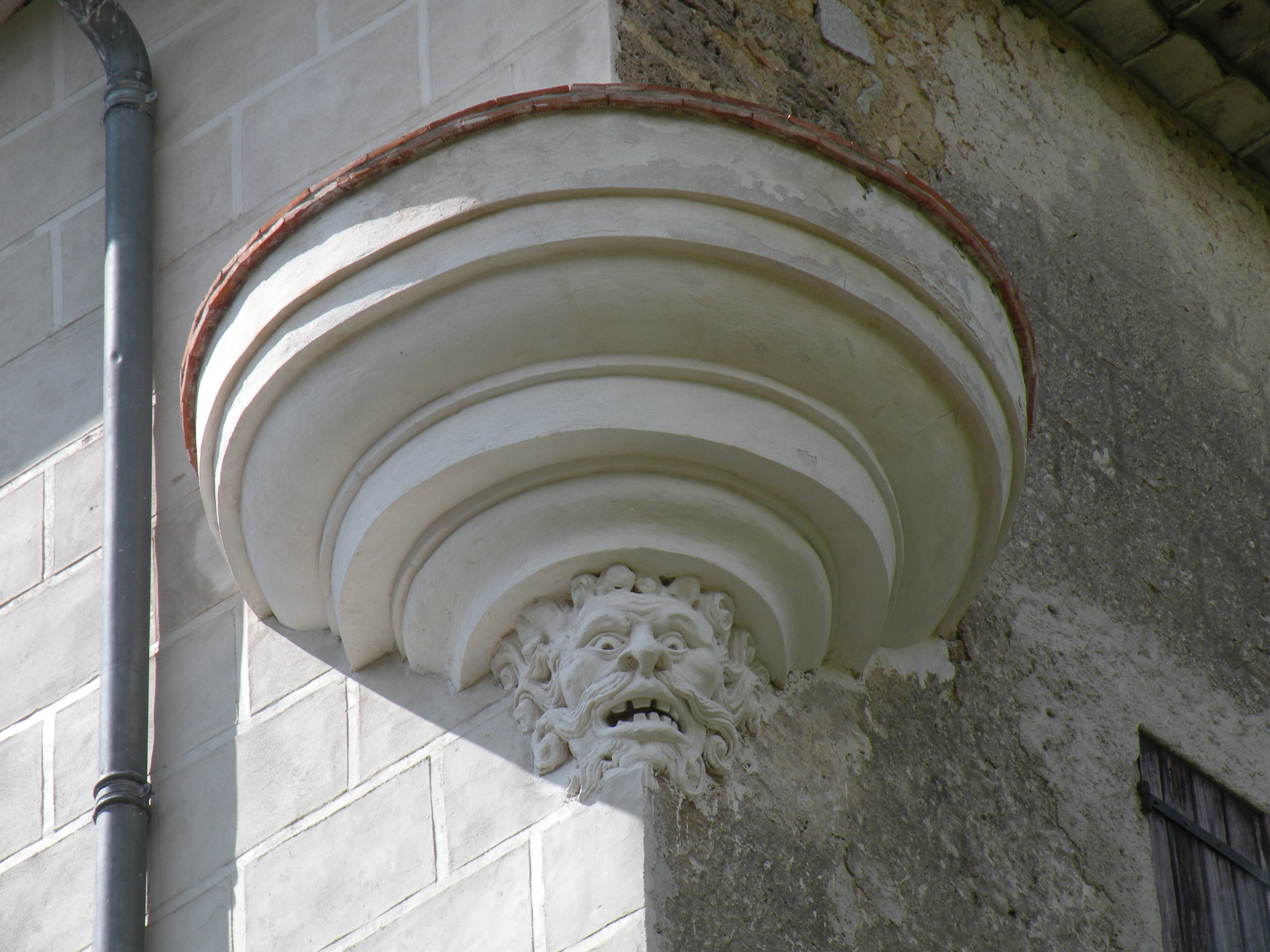 Val-de-Chalvagne. Château de Castellet-Saint-Cassien. Détail du culot de l'échauguette à l'angle sud-est.