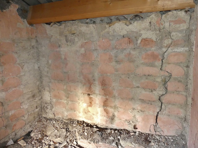 Bâtiment du pigeonnier. Etage, pigeonnier. Mur est, fantômes des boulins.