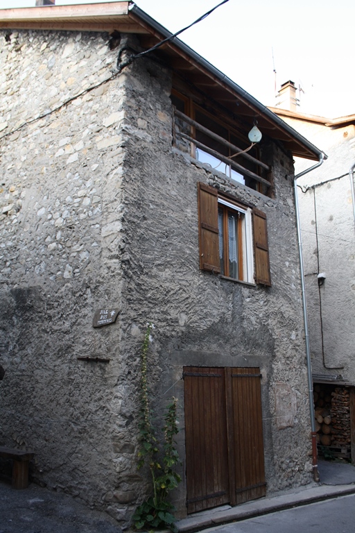 Le Village. Rue Saint-Pierre. Maison avec baie fenière en bande, fermée par une vitre pour aménager la partie agricole en pièce d'habitation (Parcelle E 275).