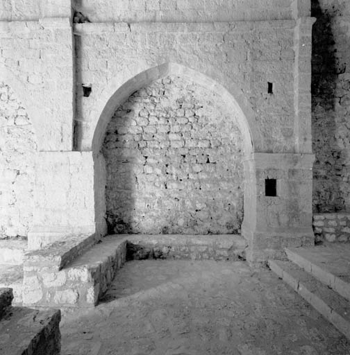Intérieur, deuxième travée, détail de l'élévation nord : l'arc formeret supportant la voûte de la nef, vu depuis le sud.