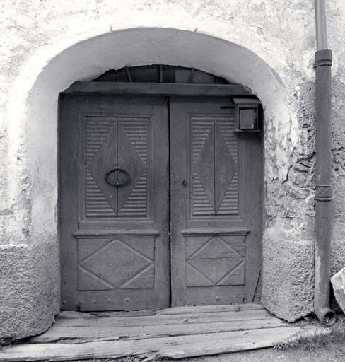 Façade antérieure est. Porte d'entrée.