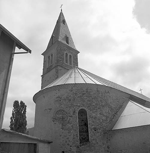 Vue du chevet et du clocher prise de l'ouest.