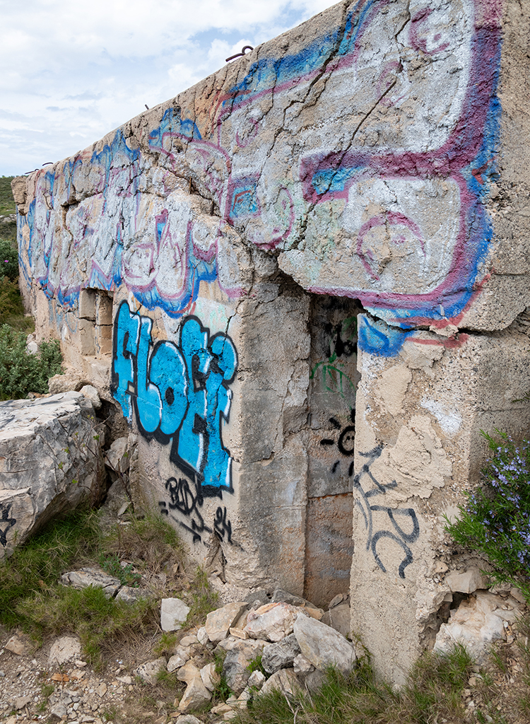 Verrou du Col de la Gineste,  abri de personnel sur le versant sud, détail de la façade, porte et créneaux