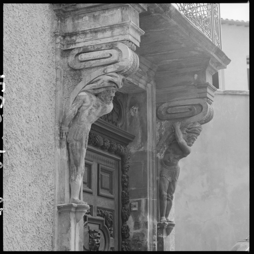 ensemble du portail à atlantes : portail, 2 supports anthropomorphes, balcon, garde-corps de balcon et vantail