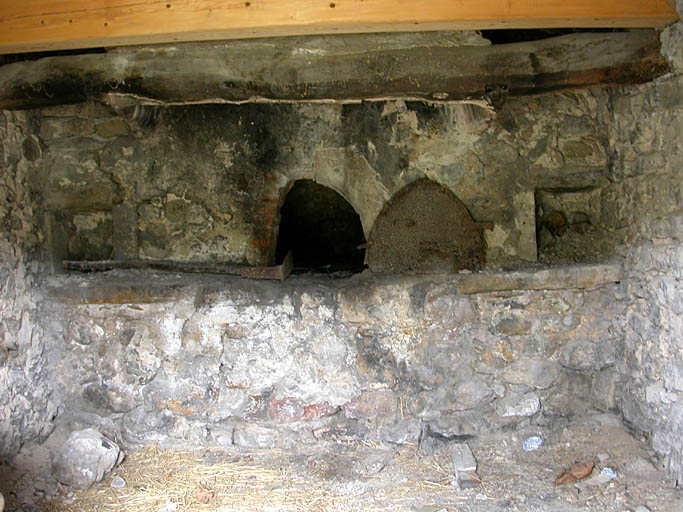Peyroules, fournil des Ricards. Banquette et bouche du four.