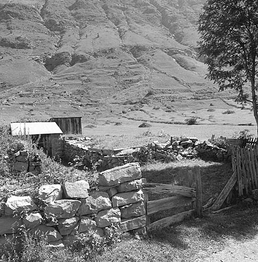 Vue prise du sud-ouest. Le chemin d'accès, profondément enterré.