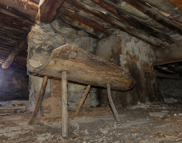 Etage de comble, séchoir. Support pour découper le cochon.