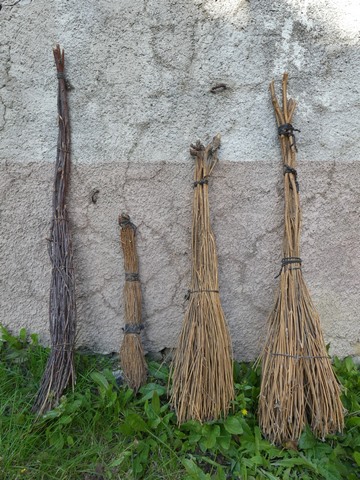 ensemble de 4 balais appelés escoube ou escoubette