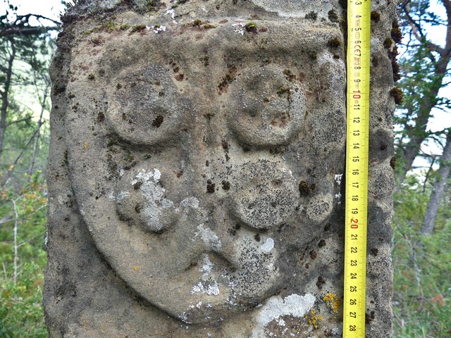 Borne du Serre de la Gardette. Face ouest, écusson armorié.