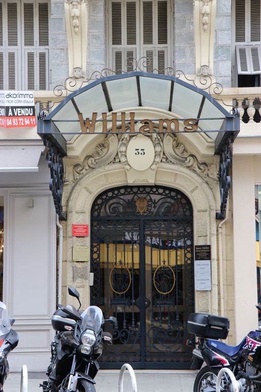 immeuble dont une partie est devenue un temps hôtel de voyageurs sous le nom de William's Hotel, actuellement redevenu immeuble sous le nom de Le Williams