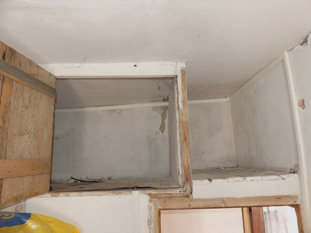 Second étage de soubassement, chambre sud. Placard aménagé au-dessus du couloir.