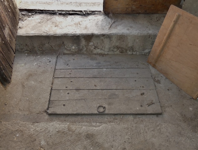 Rez-de-chaussée surélevé, fenil. Trappe vinaire située au niveau de la porte fenière.