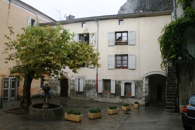 La façade principale de l'ancien hospice Saint-Jacques sur la place du Planet. A droite, le passage couvert menant à la porte de Guillaumes.