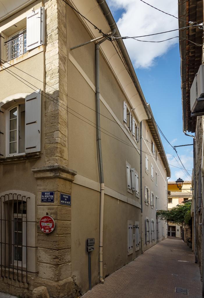 Résidence L'enclos : façade nord sur le passage du Mont-de-Piété, vue générale.