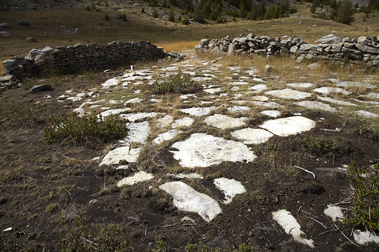 Le sol de l'enclos de la cabane des Blocs est recouvert de dalles de pierres.