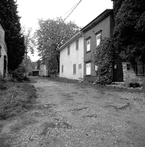 Ecart de Chaume. Alignement sud du hameau pris du nord.