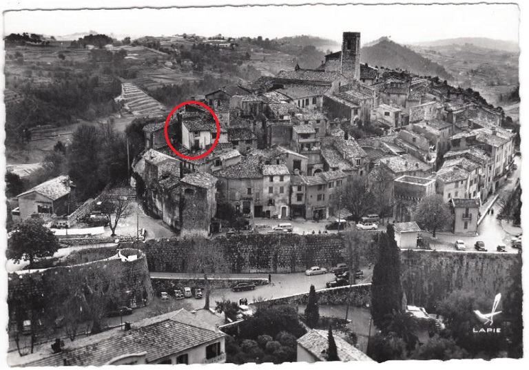 [Vue aérienne du village de Saint-Paul de Vence prise du nord, entre 1955 et 1965.]