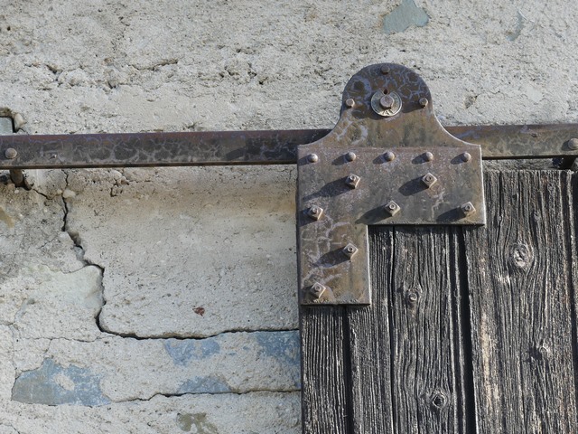 Bâtiment est. Elévation sud, détail de la structure de la porte coulissante est.
