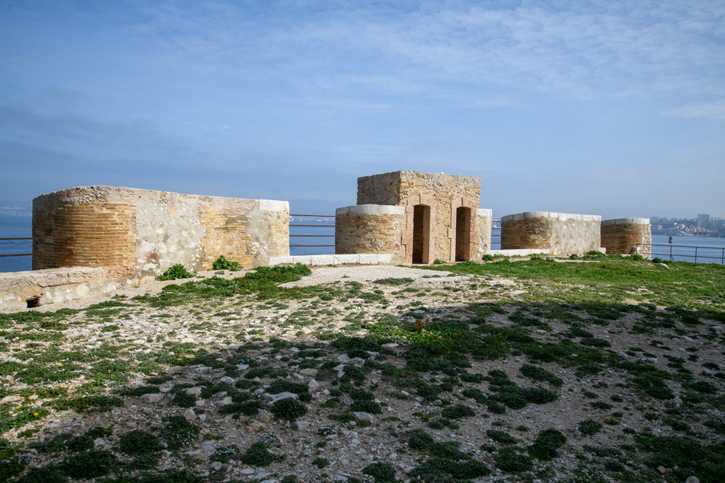 Front nord, parapet a embrasures du secteur 3, avec logette de latrines