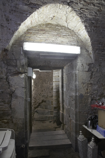 Porte du magasin à poudre souterrain vers l'escalier en vis.