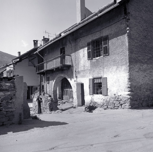 Chef-lieu. Maison parcelle 148. Façade antérieure ouest. Vue d'ensemble.