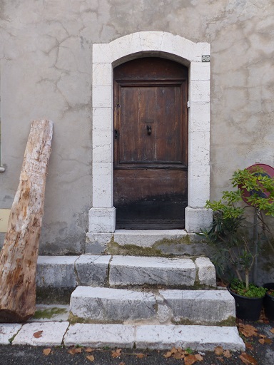 Maison (2023 B 506). Encadrement de porte du logis couvert d'un arc segmentaire.