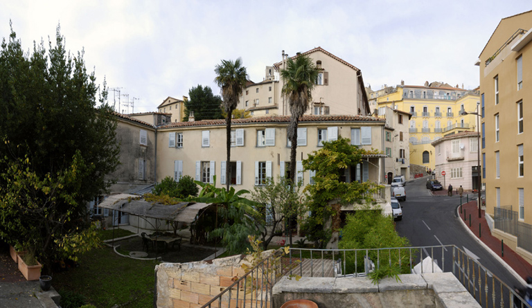 parfumerie Hugues Fils, puis Hugues-Guezet, actuellement immeuble à logements