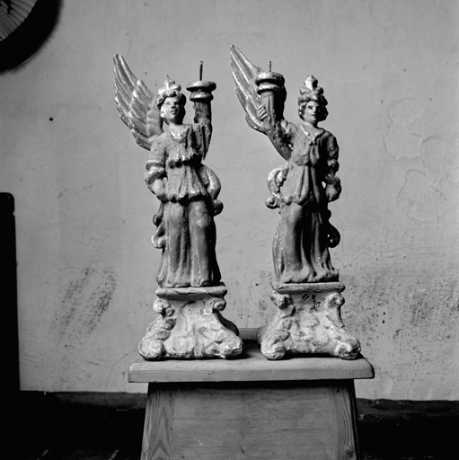 paire de statues-chandeliers d'autel (statuettes) : Anges (N° 3)