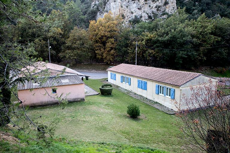 Hameau de forestage de Harkis de La Roque-d'Anthéron, actuellement village de vacances de la Baume