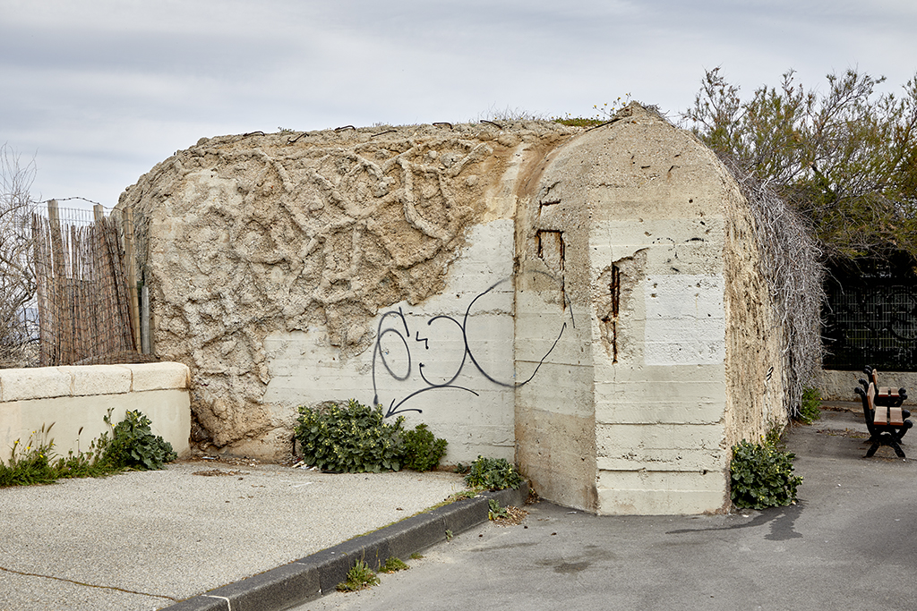 Batterie de Montredon, vue latérale d'une des quatre casemates Regelbau 671 avec camouflage.