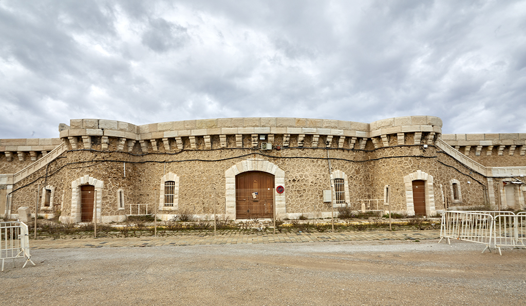  Façade du grand escalier du mur de la grande digue entre les deux groupes de deux batteries 