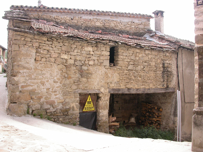 Village. Hangar-porche à étage maçonné.