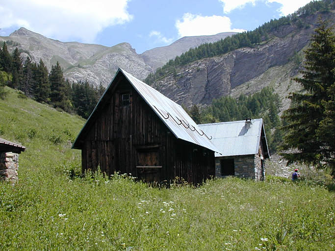 entrepôts agricoles, cabanes (cabanes d'alpage, cabanes pastorales, cabanes forestières), bergeries