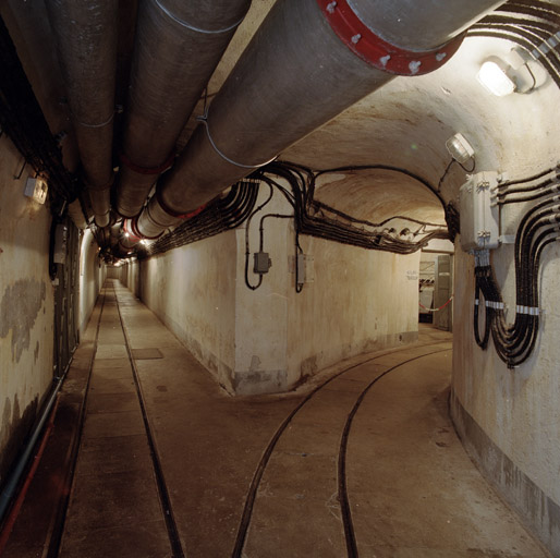 Bifurcation de la galerie principale ferrée de distribution de l'ouvrage ; à droite, virage vers le bloc 2, avec entrée de l'atelier du génie.