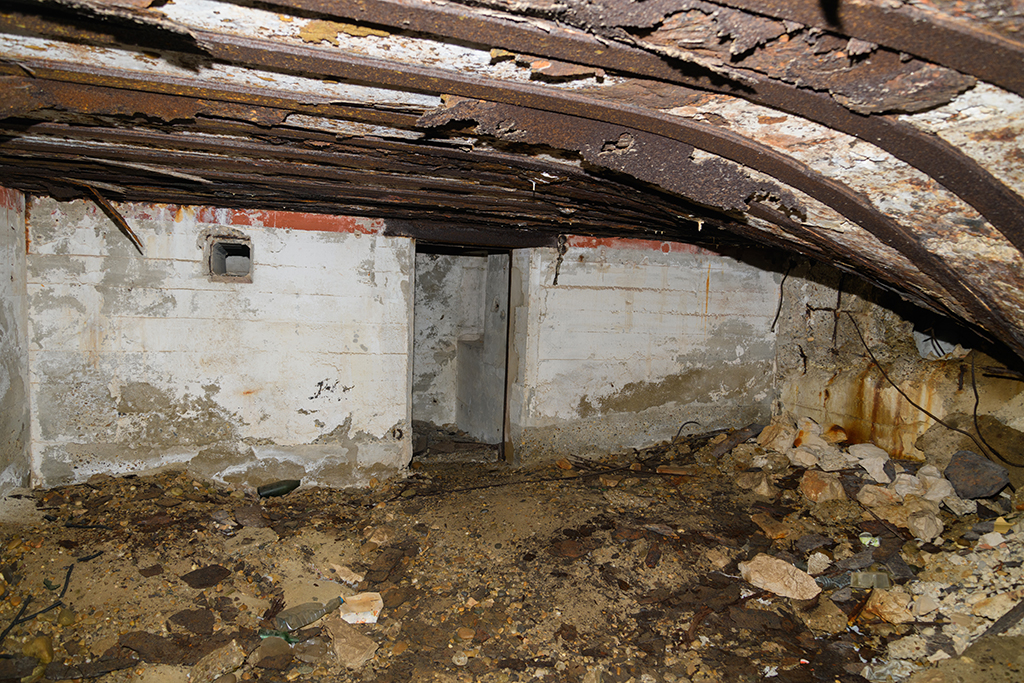 Batterie sudwall, 5eme cuve à casemate abri Regelbau M 158, intérieur de la salle de l'abri, plafond écroulé