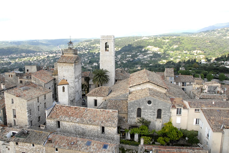 Vue aérienne du bourg de Saint-Paul-de-Vence prise de l'ouest avec la chapelle Sainte-Croix au premier plan à gauche.