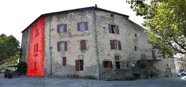 Courtine nord. Façade nord du château, en rouge l'emprise de la tour du 14e siècle.