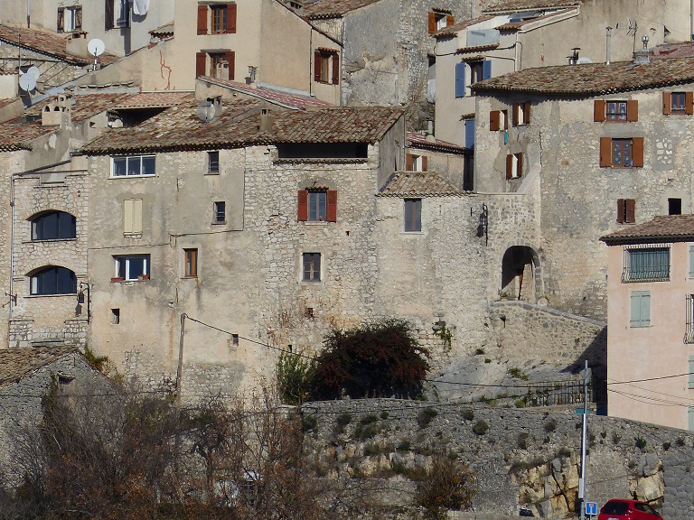 Maisons-rempart au sud du village avec plusieurs étages de soubassement.