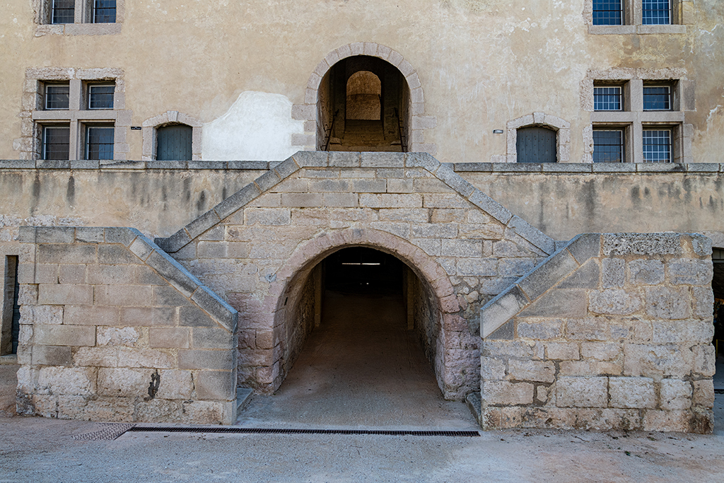 Détail de la façade du corps de caserne: travée centrale avec escalier de la coursive sur débouché du passage d'entrée, arcade d'entrée de l'escalier voûté montant au corps de garde, portes et fenêtres des casemates d'étage attenantes