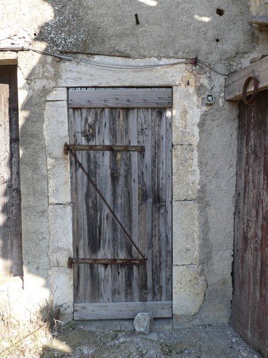 Bâtiment du logis. Pignon ouest, premier niveau. Porte du logis.