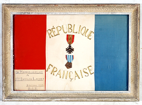 ex-voto, tableau : Drapeau tricolore avec médailles militaires
